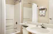 Toilet Kamar 7 Microtel Inn by Wyndham Louisville East