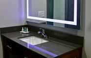 Toilet Kamar 2 Quality Inn & Suites Watertown Fort Drum