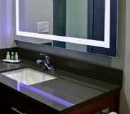 Toilet Kamar 2 Quality Inn & Suites Watertown Fort Drum