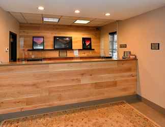 Lobi 2 Country Inn & Suites by Radisson, Mount Morris, NY