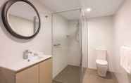 Bilik Mandi dalam Bilik 7 Adina Serviced Apartments Canberra Kingston