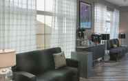 Lobby 7 La Quinta Inn & Suites by Wyndham Orlando Airport North