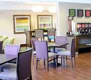 ร้านอาหาร 3 Hampton Inn Tampa/Rocky Point-Airport