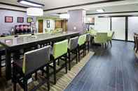 Bar, Cafe and Lounge Hampton Inn Salina