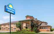 Bangunan 6 Days Inn & Suites by Wyndham Wichita