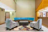 Lobby Days Inn & Suites by Wyndham Wichita