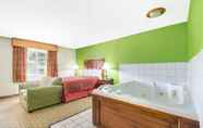 Kolam Renang 2 Days Inn & Suites by Wyndham Wichita