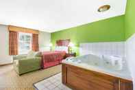 Kolam Renang Days Inn & Suites by Wyndham Wichita