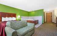 Bedroom 3 Days Inn & Suites by Wyndham Wichita