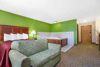 Bedroom 4 Days Inn & Suites by Wyndham Wichita