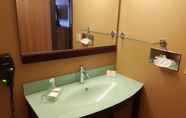 In-room Bathroom 7 Best Western Paducah Inn