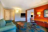 Common Space La Quinta Inn & Suites by Wyndham Charlotte Airport South