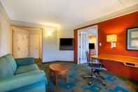 Ruang Umum La Quinta Inn & Suites by Wyndham Charlotte Airport South