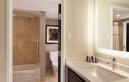 Toilet Kamar 5 Dallas Marriott Suites Medical/Market Center