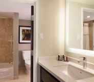 Phòng tắm bên trong 5 Dallas Marriott Suites Medical/Market Center