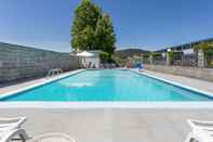 Kolam Renang Travelodge by Wyndham Grants Pass