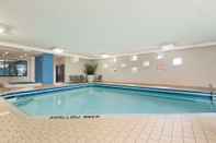 Swimming Pool Days Inn by Wyndham Niagara Falls Near The Falls