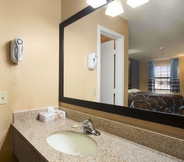 In-room Bathroom 6 Super 8 by Wyndham Henryetta