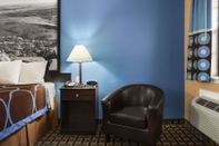 Bedroom Super 8 by Wyndham Henryetta