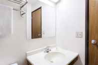 In-room Bathroom Super 8 by Wyndham Dumfries/Quantico