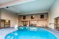 Swimming Pool Econo Lodge Inn & Suites