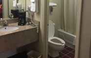 Toilet Kamar 2 Econo Lodge Inn & Suites