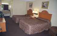 Bedroom 5 Econo Lodge Inn & Suites