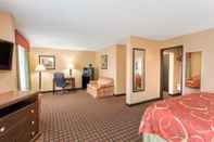 Bedroom Super 8 by Wyndham Texarkana AR