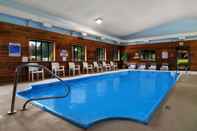 Swimming Pool Super 8 by Wyndham Paris