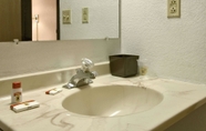 In-room Bathroom 4 Super 8 by Wyndham Butler