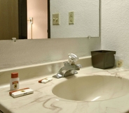 In-room Bathroom 4 Super 8 by Wyndham Butler