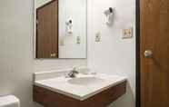 Toilet Kamar 3 Super 8 by Wyndham Brookville