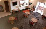 Quầy bar, cafe và phòng lounge 3 Econo Lodge
