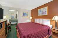 Bedroom Travelodge by Wyndham Sacramento / Rancho Cordova