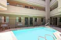 Swimming Pool Travelodge by Wyndham Sacramento / Rancho Cordova