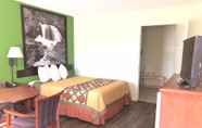 Bedroom 7 Super 8 by Wyndham Yreka