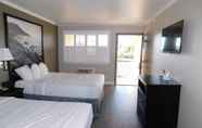 Bedroom 6 Super 8 by Wyndham Santa Cruz/Beach Boardwalk East