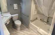 Toilet Kamar 3 Super 8 by Wyndham Prairie Du Chien