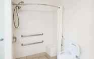 Toilet Kamar 3 Super 8 by Wyndham Crescent City