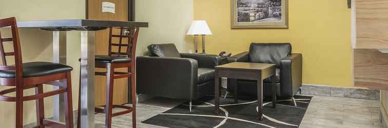 Lobby Quality Inn & Suites