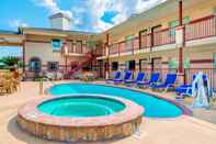 Swimming Pool SureStay Hotel by Best Western New Braunfels