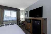Bedroom La Quinta Inn & Suites by Wyndham Anchorage Airport