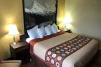 Bedroom Super 8 by Wyndham Kennewick