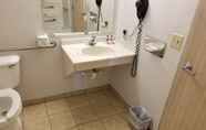 In-room Bathroom 2 Super 8 by Wyndham Bellingham Airport/Ferndale