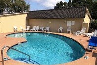 Swimming Pool Super 8 by Wyndham Monroe