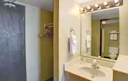 In-room Bathroom 5 Super 8 by Wyndham Casa Grande