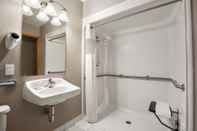 In-room Bathroom Super 8 by Wyndham Green Bay I-43 Bus. Park