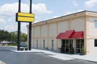 Exterior Super 8 by Wyndham Greensboro