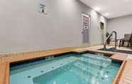 Swimming Pool 5 La Quinta Inn & Suites by Wyndham Columbus - Edinburgh
