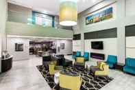 ล็อบบี้ La Quinta Inn & Suites by Wyndham Columbus - Edinburgh